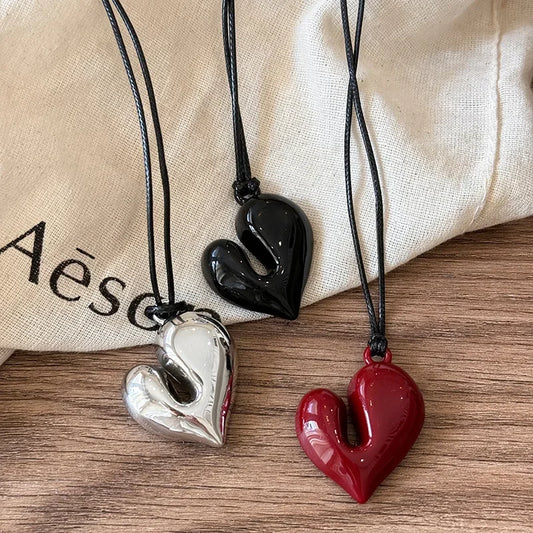 ✨ LATS Red Heart Pendant Necklace – Vintage 80s Romantic Choker 🔷 قلادة لَتس بتعليقة قلب أحمر – ستايل رومانسي مستوحى من موضة الثمانينات