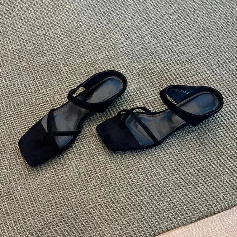 Women’s Vintage Square Toe Wedge Sandals – Simple Slip-On Summer Slippers with Toe Strap | صندل نسائي صيفي بكعب سميك ومقدمة مربعة – تصميم بسيط مع رباط إصبع بطابع كلاسيكي أنيق