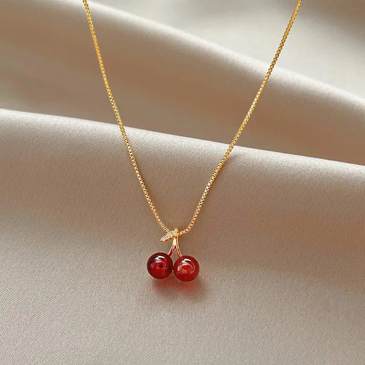 🍒 Little Wine Red Cherry Pendant Necklace | قلادة ذهبية بتعليقة كرز أحمر للنساء – لمسة ناعمة وعصرية
