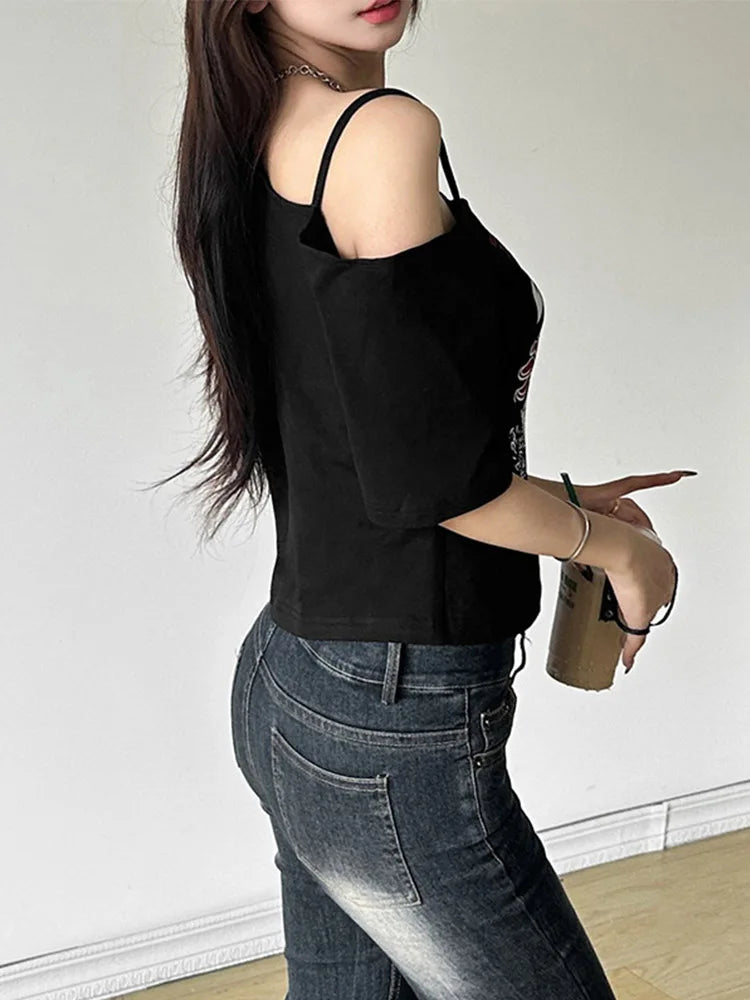 🖤 Gothic Y2K Off-Shoulder Crop Top | توب نسائي قصير بستايل قوثيك وY2K – تصميم مكشوف الكتفين ورسومات جريئة لعشاق الأسلوب البديل