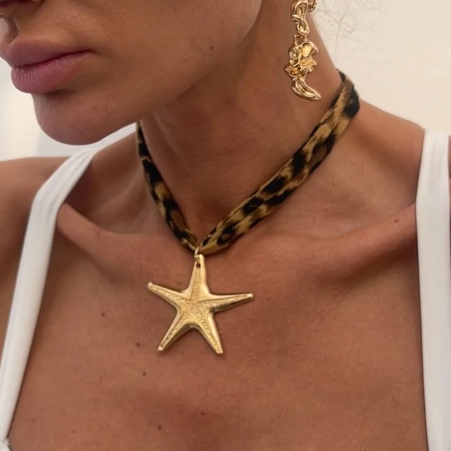 Ingemark 7-Layer Velvet & Metal Pendant Necklace – Ethnic Conch, Starfish & Heart Charms for Women 2025 | عقد نسائي متعدد الطبقات من إنجمارك – مخمل وميداليات معدنية عرقية بتصاميم صَدَفة وقلب ونجم البحر لصيف 2025