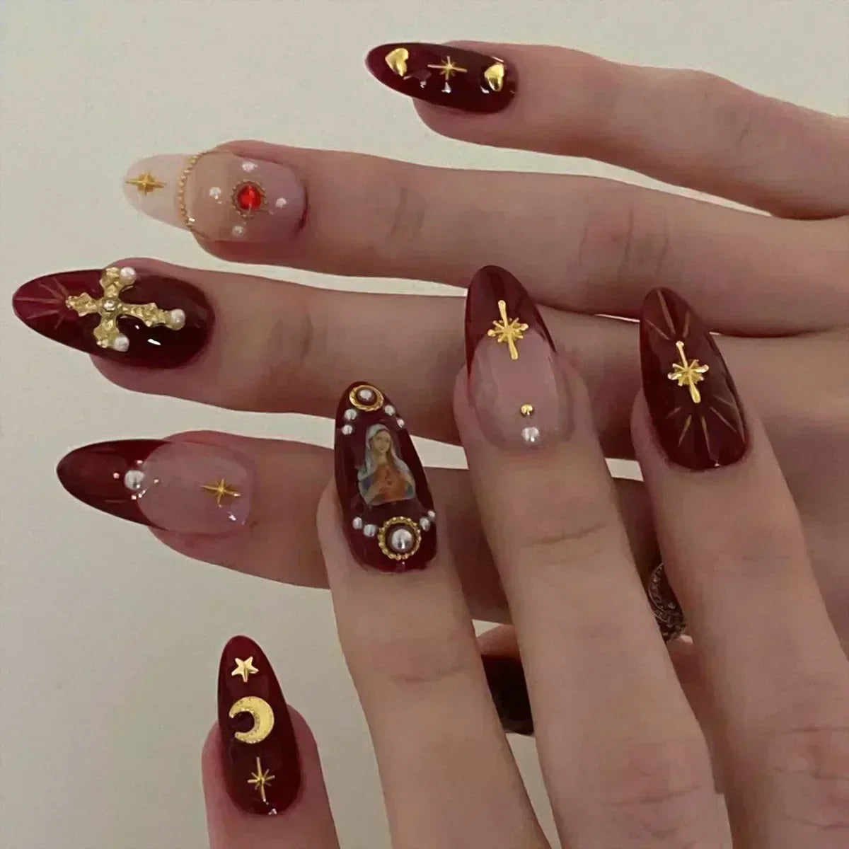 24 قطعة أظافر صناعية بشكل لوزي مع لاصق وديكور فضي – 24Pcs Almond Shape Fake Nails with Glue & Silver Bow Design