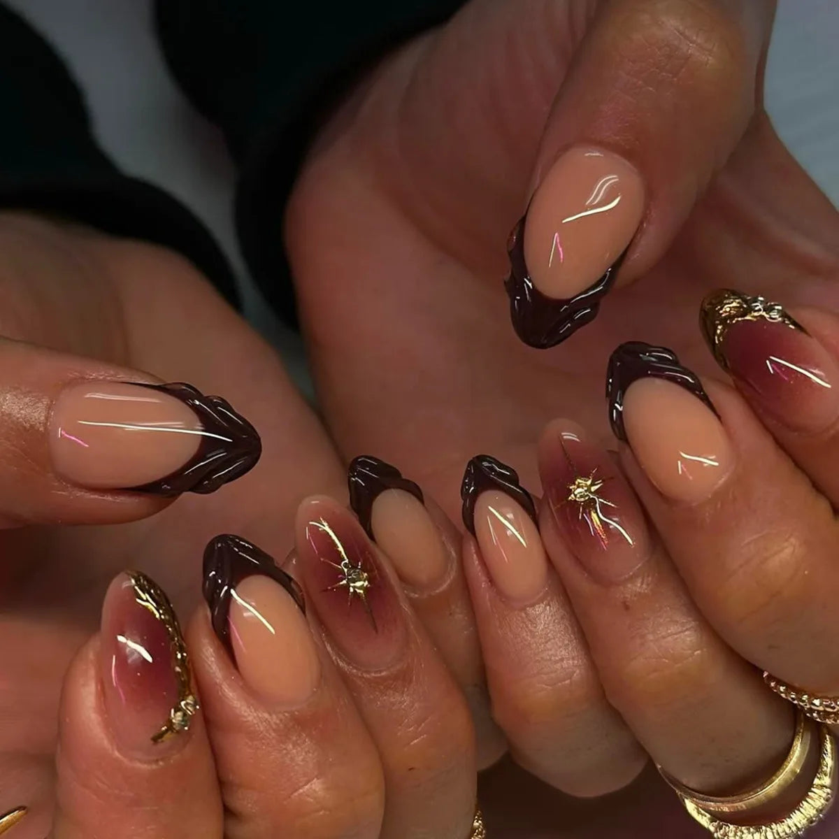 24 قطعة أظافر صناعية بشكل لوزي مع لاصق وديكور فضي – 24Pcs Almond Shape Fake Nails with Glue & Silver Bow Design