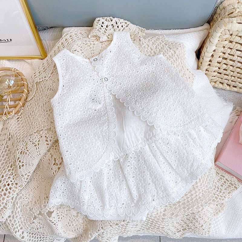 🌼 Girls 2024 Summer Lace Outfit Set – Sleeveless Top + Shorts | طقم صيفي بناتي 2024 – بلوزة دانتيل بدون أكمام + شورت أنيق للبنات الصغيرات