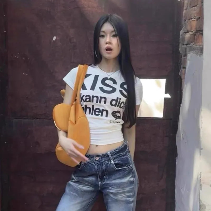 🖤 Karrram Y2K Retro Letter Crop Tee | تيشيرت نسائي قصير بستايل Y2K – تصميم حروف جريء مستوحى من التسعينات والموضة اليابانية