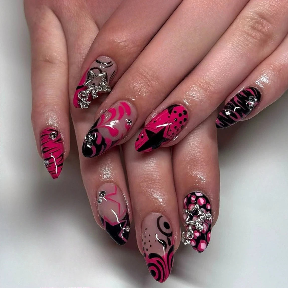 24 قطعة أظافر صناعية بشكل لوزي مع لاصق وديكور فضي – 24Pcs Almond Shape Fake Nails with Glue & Silver Bow Design