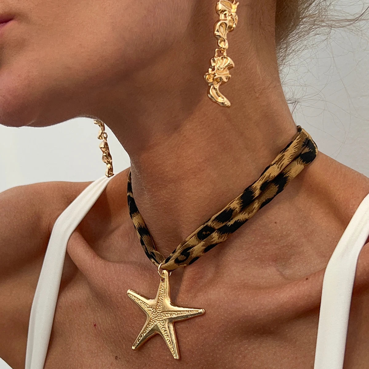 Ingemark 7-Layer Velvet & Metal Pendant Necklace – Ethnic Conch, Starfish & Heart Charms for Women 2025 | عقد نسائي متعدد الطبقات من إنجمارك – مخمل وميداليات معدنية عرقية بتصاميم صَدَفة وقلب ونجم البحر لصيف 2025
