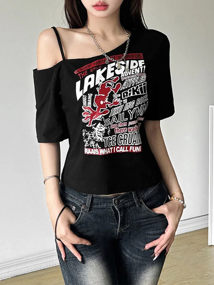 🖤 Gothic Y2K Off-Shoulder Crop Top | توب نسائي قصير بستايل قوثيك وY2K – تصميم مكشوف الكتفين ورسومات جريئة لعشاق الأسلوب البديل