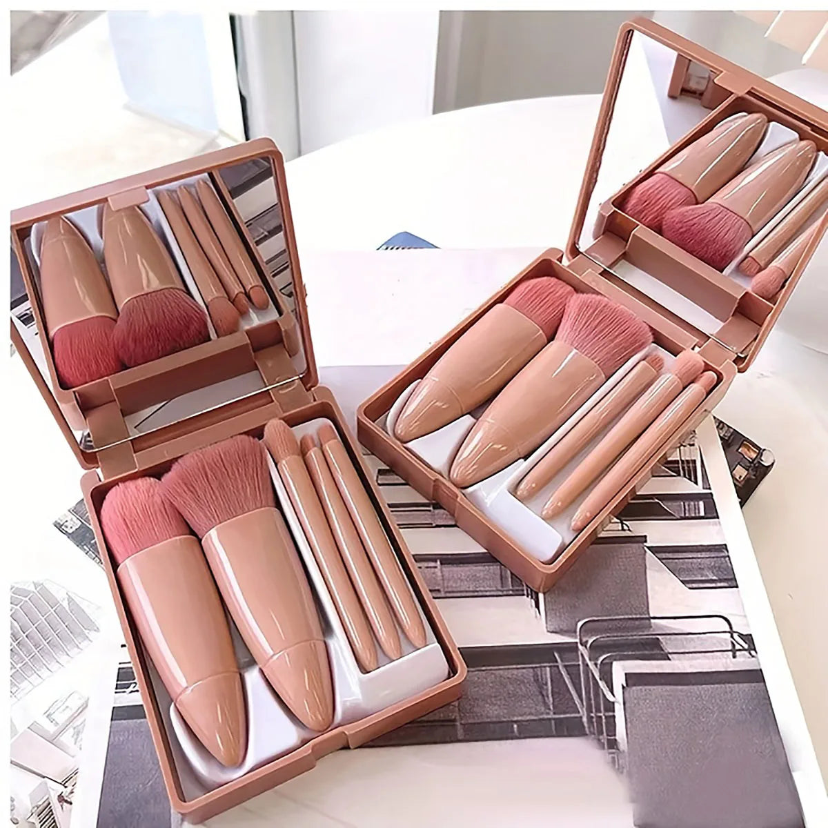 5-Piece Portable Makeup Brush Set with Foldable Mirror – Travel-Friendly Mini Beauty Kit | طقم فرش مكياج صغير 5 قطع مع مرآة قابلة للطي – مجموعة تجميل مثالية للسفر
