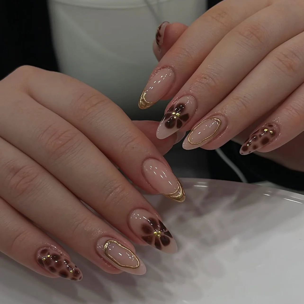 24 قطعة أظافر صناعية بشكل لوزي مع لاصق وديكور فضي – 24Pcs Almond Shape Fake Nails with Glue & Silver Bow Design