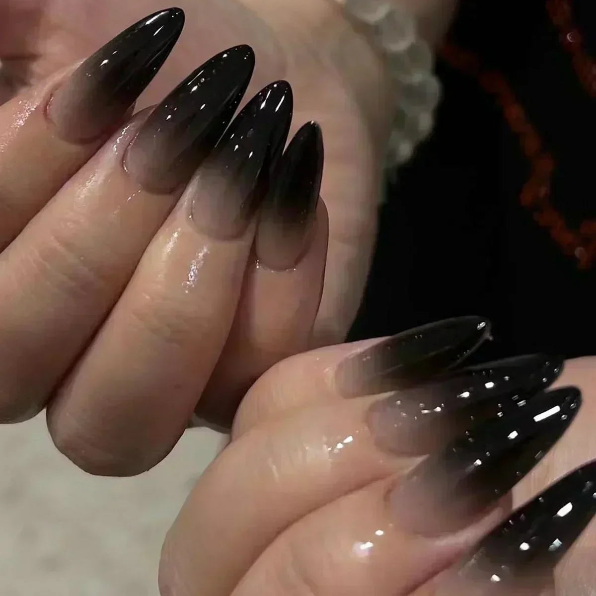 24 قطعة أظافر صناعية بشكل لوزي مع لاصق وديكور فضي – 24Pcs Almond Shape Fake Nails with Glue & Silver Bow Design