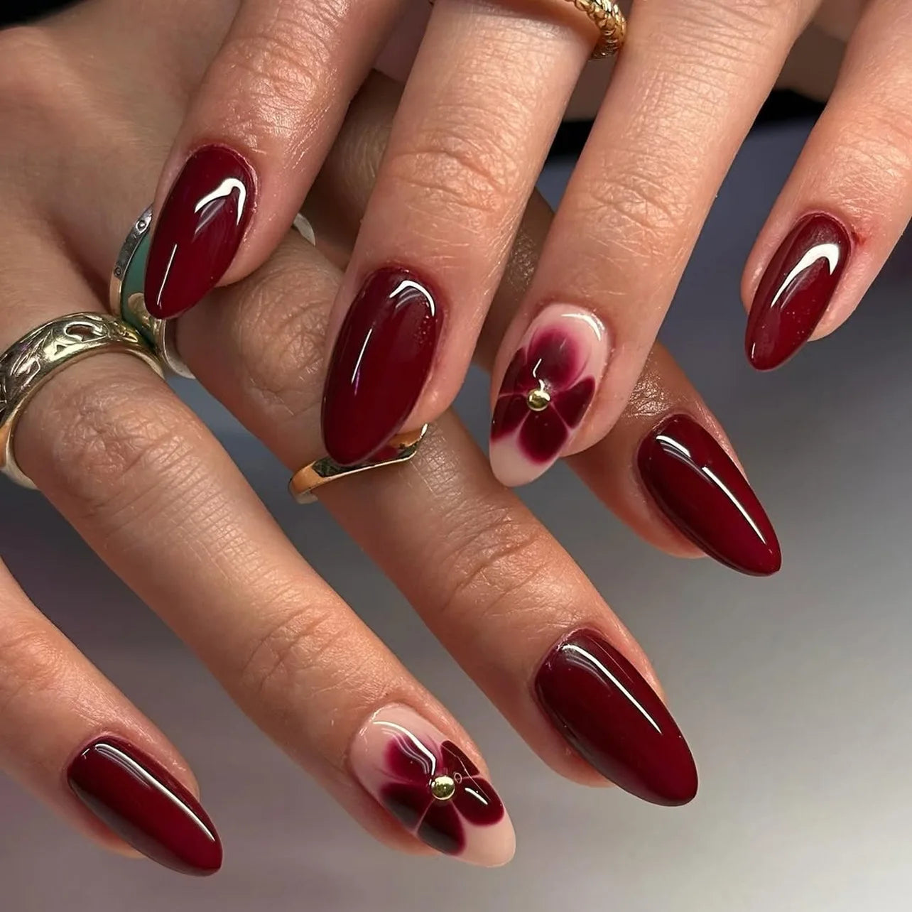 24 قطعة أظافر صناعية بشكل لوزي مع لاصق وديكور فضي – 24Pcs Almond Shape Fake Nails with Glue & Silver Bow Design