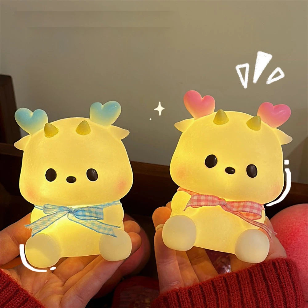 🔥 Cute Cartoon Dragon Night Light 🐉 – Creative Soft Glow Bedside Lamp for Kids | مصباح تنين كرتوني لطيف – إضاءة ناعمة وإبداعية لغرفة النوم للأطفال