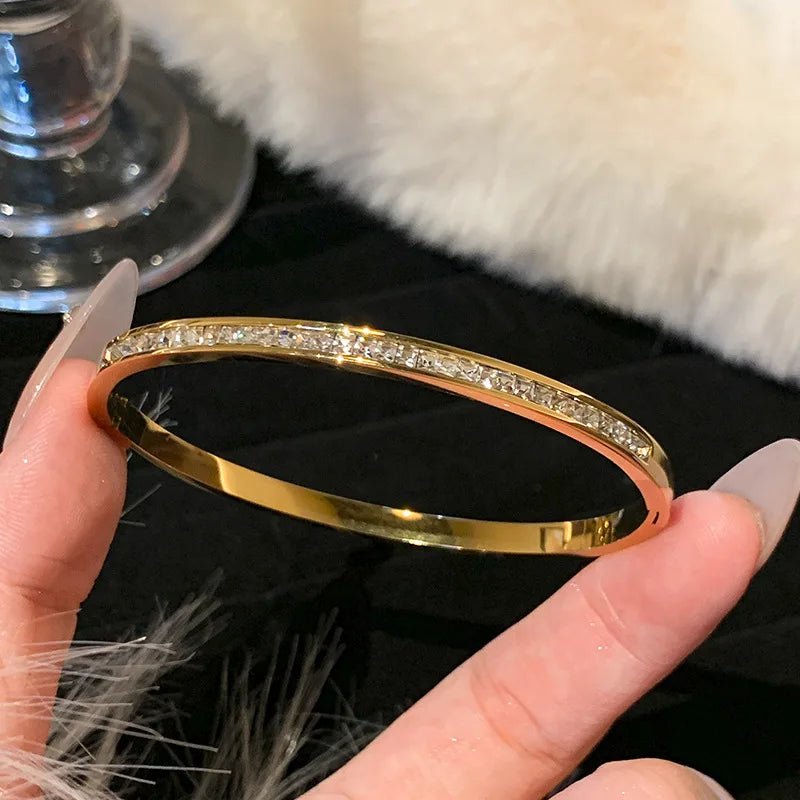 ✨ Gold-Plated Titanium Steel Bracelet with Inlaid Zircon 🔷 سوار من التيتانيوم ستيل مطلي بالذهب ومرصّع بالزركون – تصميم كلاسيكي بسيط للنساء