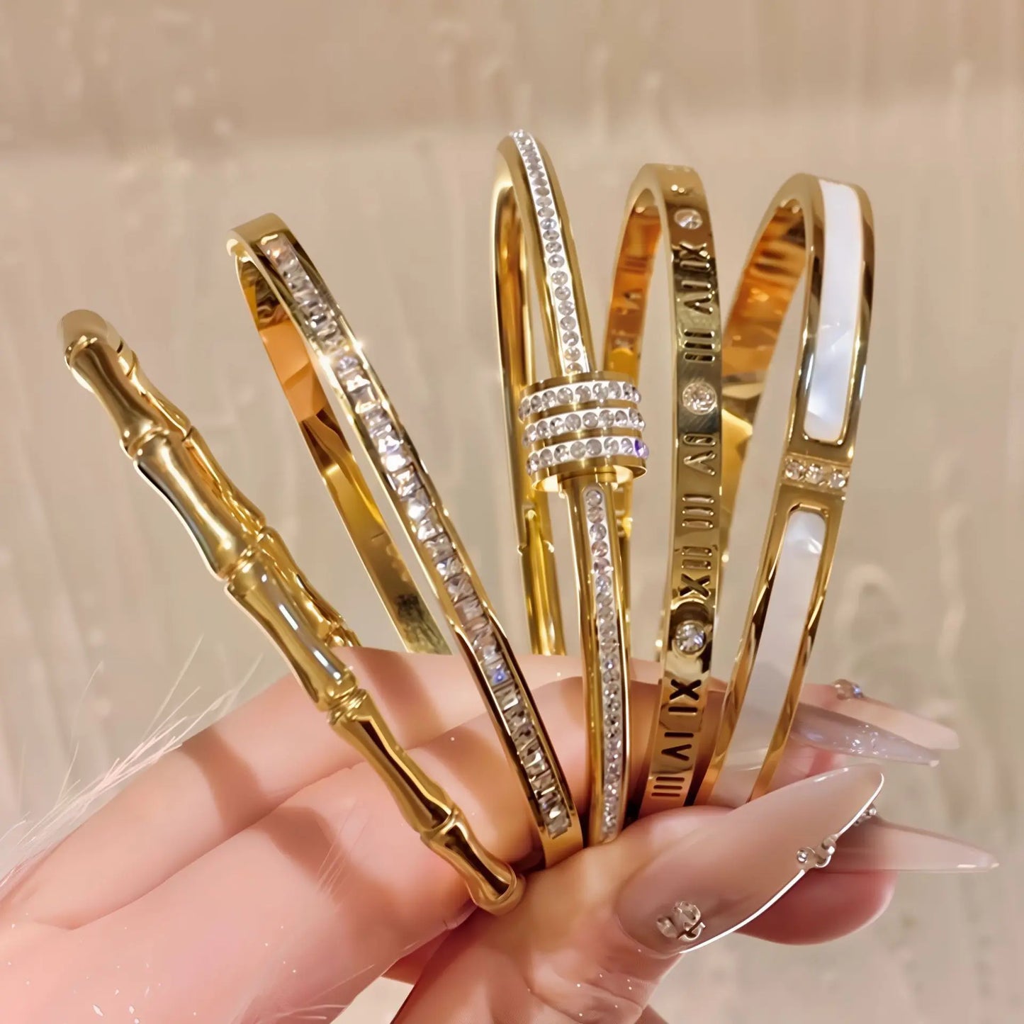 ✨ Gold-Plated Titanium Steel Bracelet with Inlaid Zircon 🔷 سوار من التيتانيوم ستيل مطلي بالذهب ومرصّع بالزركون – تصميم كلاسيكي بسيط للنساء