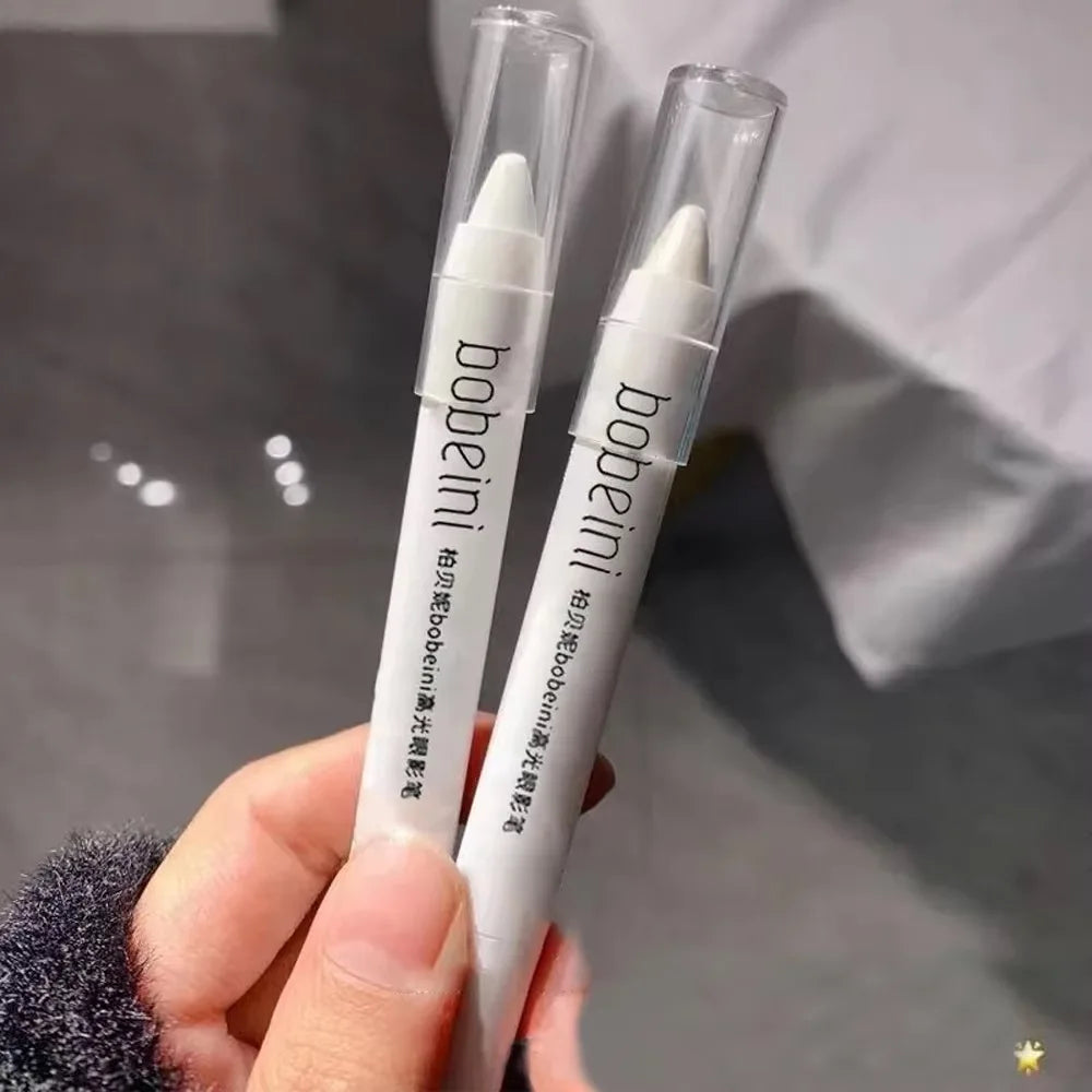 Highlighter & Contour Pen – Hydrating Shimmer Stick for Nose, Cheeks & Flawless Glow | قلم هايلايتر وكونتور مرطّب بلمسة لامعة – لإبراز الأنف والخدود بمكياج متقن ومضيء