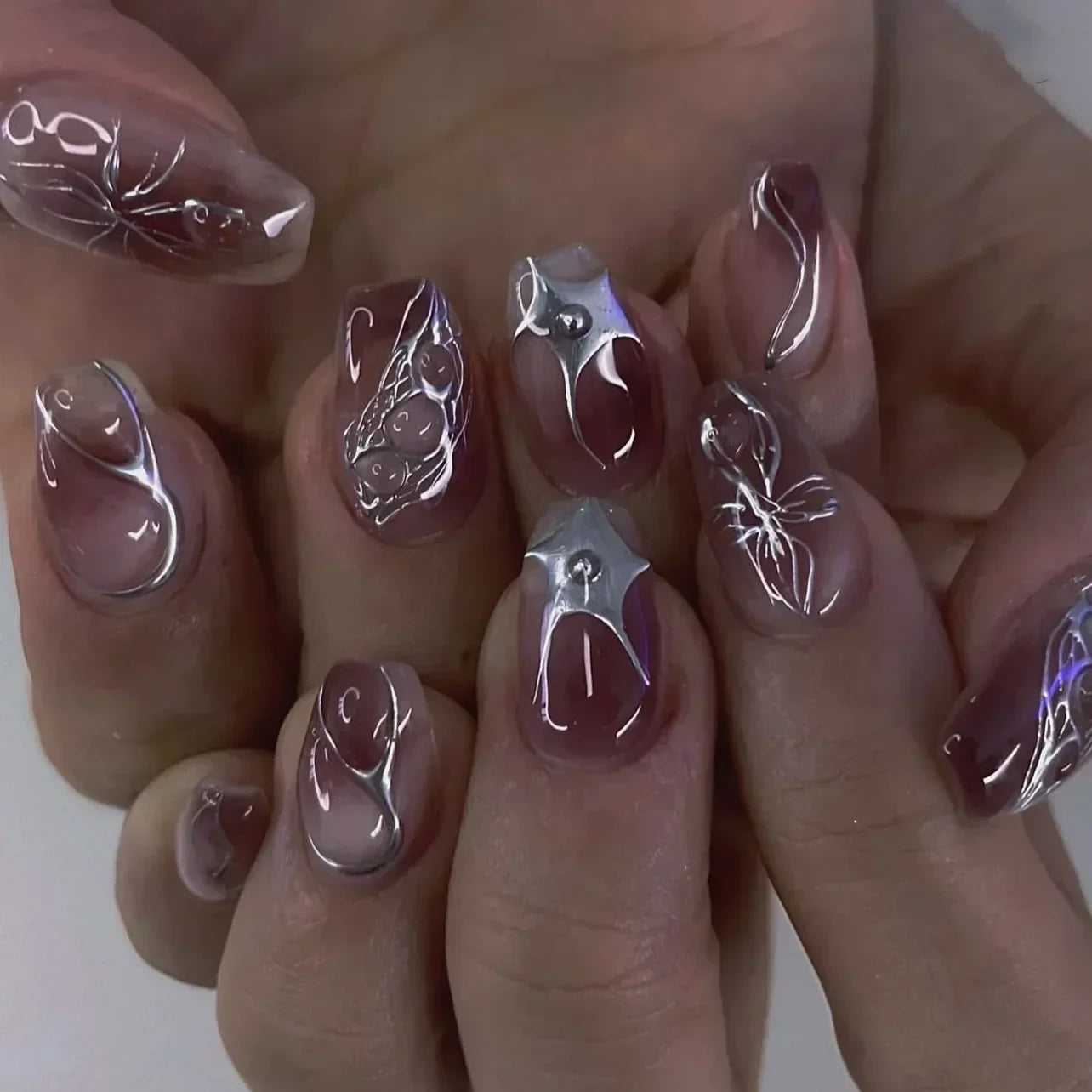 24 قطعة أظافر صناعية بشكل لوزي مع لاصق وديكور فضي – 24Pcs Almond Shape Fake Nails with Glue & Silver Bow Design