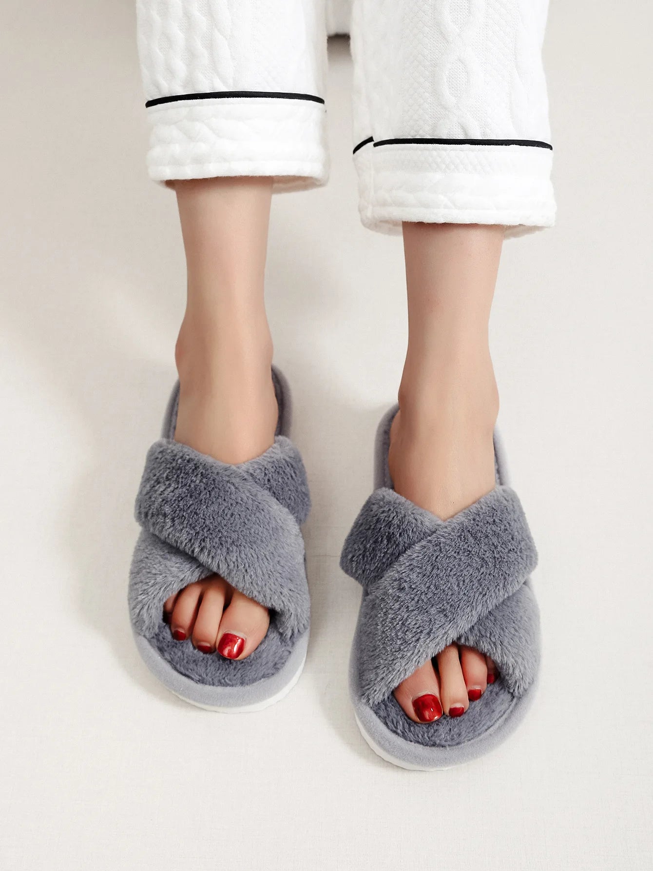 Women’s Cross-Strap Fuzzy Slippers – Open-Toe Fluffy Home Shoes for Warm & Cozy Comfort | شباشب نسائية ناعمة برباط متقاطع ومقدمة مفتوحة – شتوية دافئة للاستخدام المنزلي