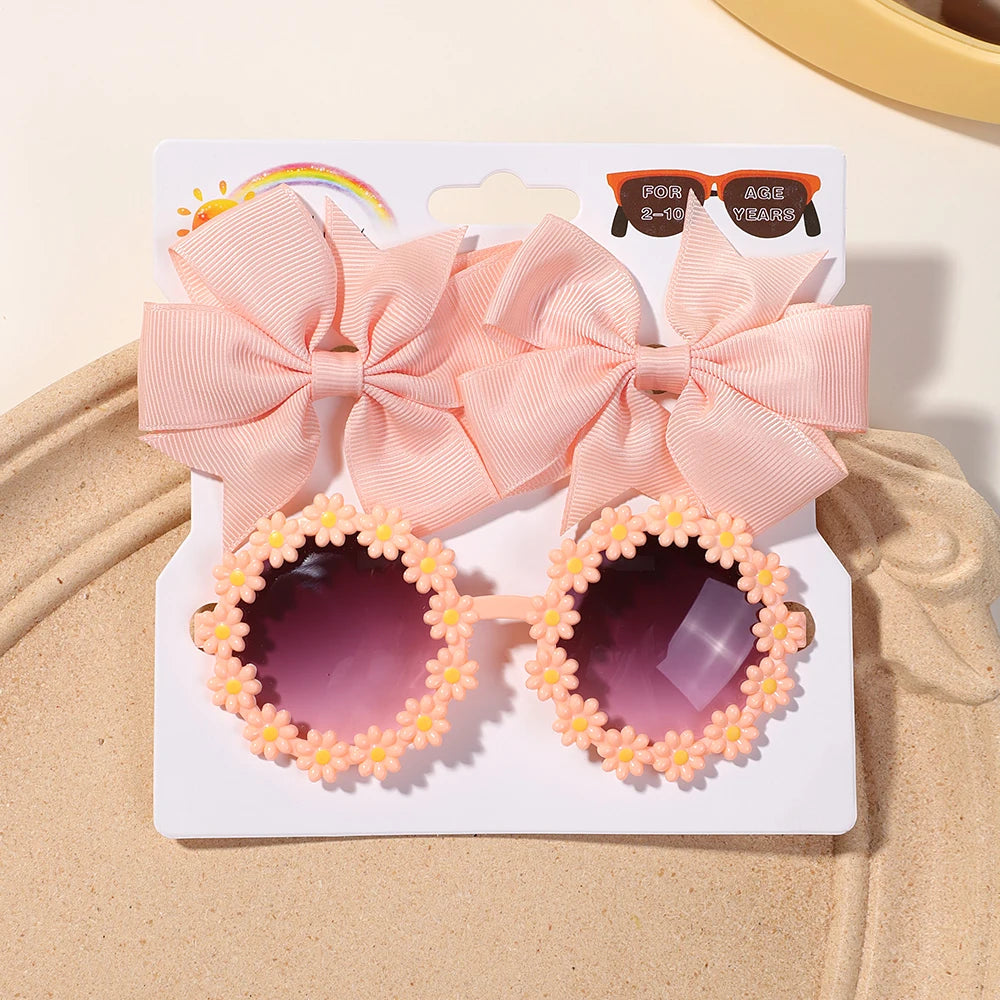 🌸 3Pcs Kids Retro Accessories Set – Cheer Bow Hairclips + Flower Sunglasses + Hairgrip | طقم إكسسوارات أطفال 3 قطع – فيونكات شعر + نظارات شمسية ريترو + مشبك بناتي