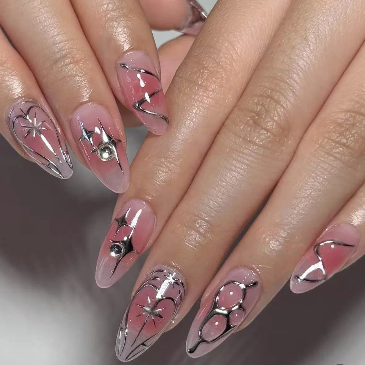 24 قطعة أظافر صناعية بشكل لوزي مع لاصق وديكور فضي – 24Pcs Almond Shape Fake Nails with Glue & Silver Bow Design