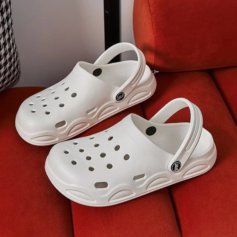 Unisex Summer Hole Sandals – Lightweight Waterproof Beach Clogs for Couples | صنادل صيفية مخرمة للرجال والنساء – خفيفة ومقاومة للماء مناسبة للأزواج على الشاطئ
