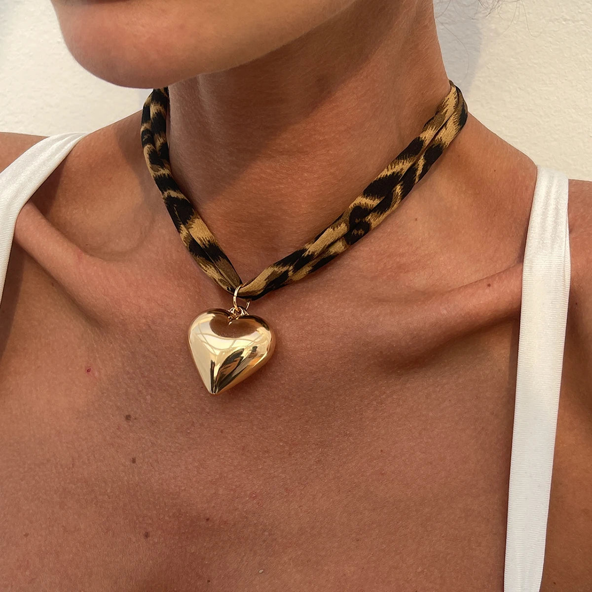 Ingemark 7-Layer Velvet & Metal Pendant Necklace – Ethnic Conch, Starfish & Heart Charms for Women 2025 | عقد نسائي متعدد الطبقات من إنجمارك – مخمل وميداليات معدنية عرقية بتصاميم صَدَفة وقلب ونجم البحر لصيف 2025