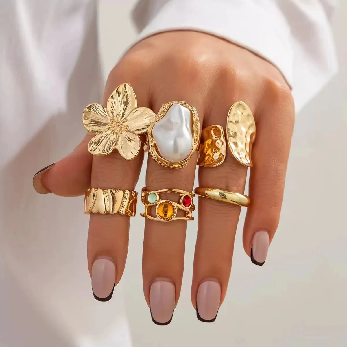 ✨ Baroque Floral Pearl Ring Set – 6pcs Open Retro Rings for Women 🔷 طقم خواتم باروكية بتصميم زهري ولؤلؤ صناعي – 6 خواتم مفتوحة أنيقة بإطلالة عتيقة للنساء