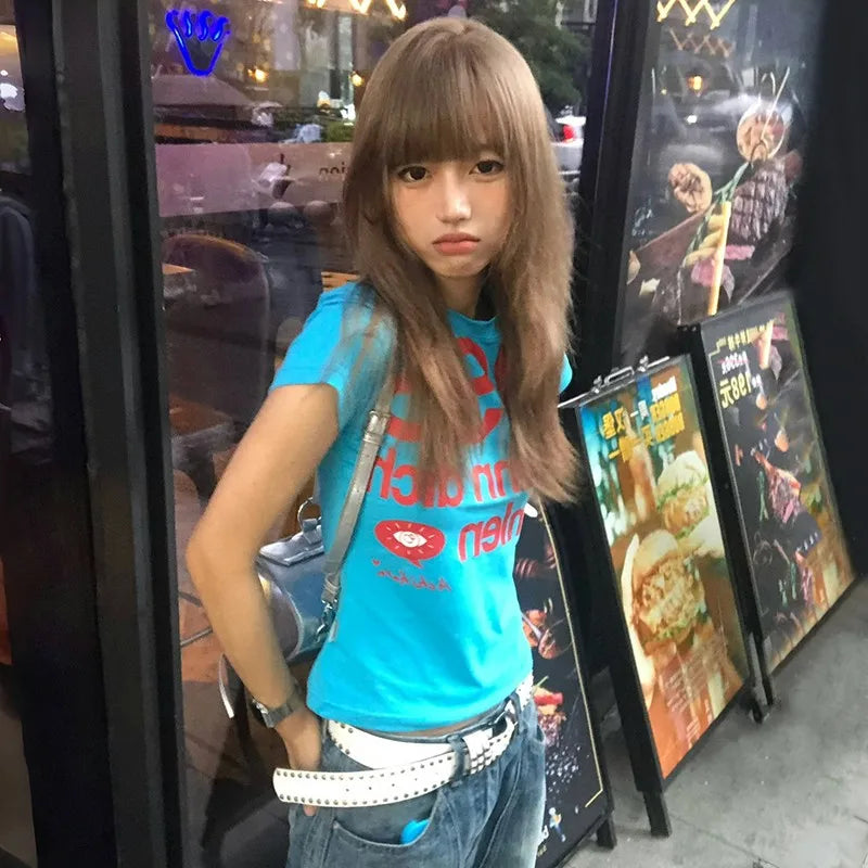 🖤 Karrram Y2K Retro Letter Crop Tee | تيشيرت نسائي قصير بستايل Y2K – تصميم حروف جريء مستوحى من التسعينات والموضة اليابانية