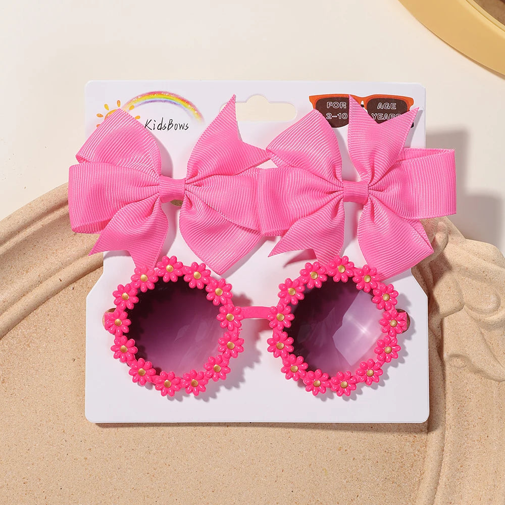 🌸 3Pcs Kids Retro Accessories Set – Cheer Bow Hairclips + Flower Sunglasses + Hairgrip | طقم إكسسوارات أطفال 3 قطع – فيونكات شعر + نظارات شمسية ريترو + مشبك بناتي