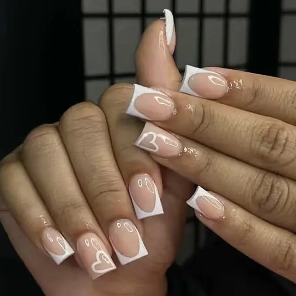 ✨ 24pcs Short Square Press-On Nails – White French Tips with Heart Design 🔷 طقم 24 ظفر صناعي قصير مربع – تصميم قلب أبيض وأطراف فرنسية للعروس