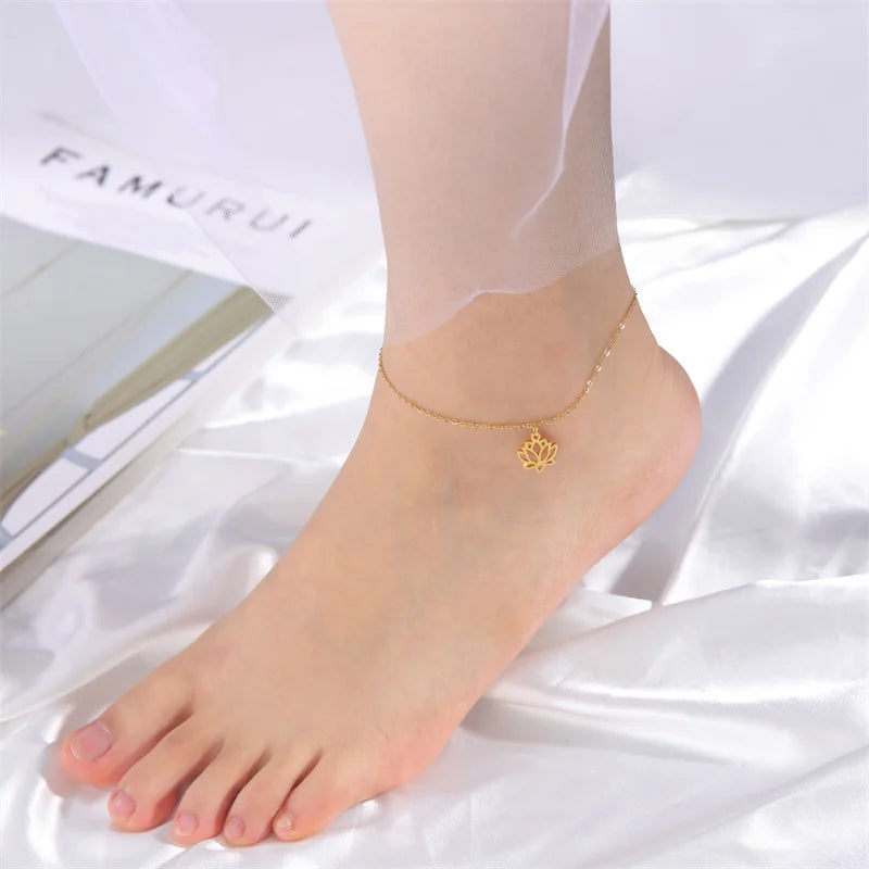 ✨ Gold Lotus Flower Anklet – Stainless Steel Foot Bracelet for Women 🔷 خلخال زهرة اللوتس بلون ذهبي – سلسلة كاحل من الستانلس ستيل للنساء