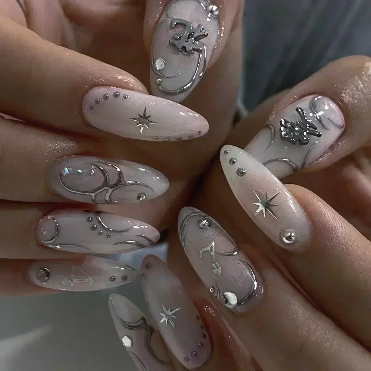24 قطعة أظافر صناعية بشكل لوزي مع لاصق وديكور فضي – 24Pcs Almond Shape Fake Nails with Glue & Silver Bow Design