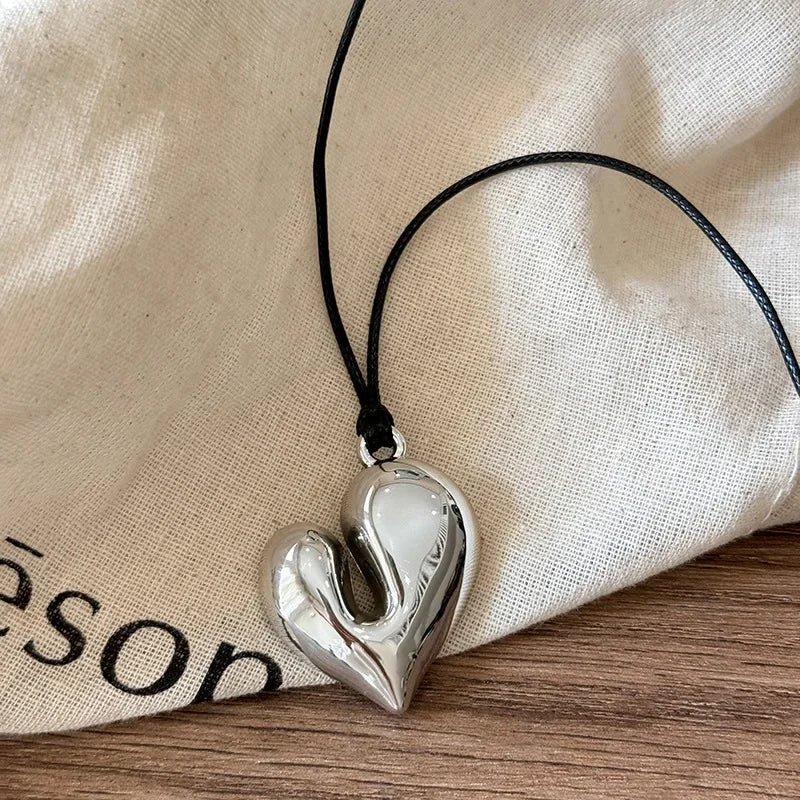 ✨ LATS Red Heart Pendant Necklace – Vintage 80s Romantic Choker 🔷 قلادة لَتس بتعليقة قلب أحمر – ستايل رومانسي مستوحى من موضة الثمانينات