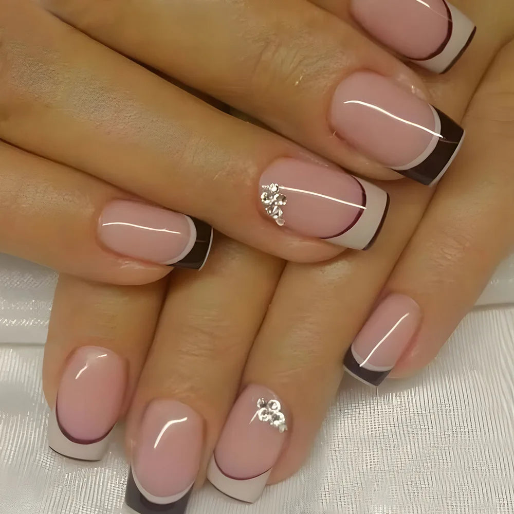 ✨ 24pcs Short Square Press-On Nails – White French Tips with Heart Design 🔷 طقم 24 ظفر صناعي قصير مربع – تصميم قلب أبيض وأطراف فرنسية للعروس