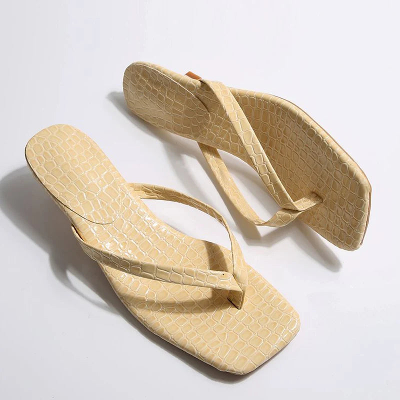 Women’s Crocodile Print Kitten Heel Flip-Flops – Square Toe Clip-Toe Stiletto Sandals for Summer | شبشب نسائي بكعب كيتن ونقشة جلد التمساح – مقدمة مربعة ورباط بين الأصابع لصيف أنيق