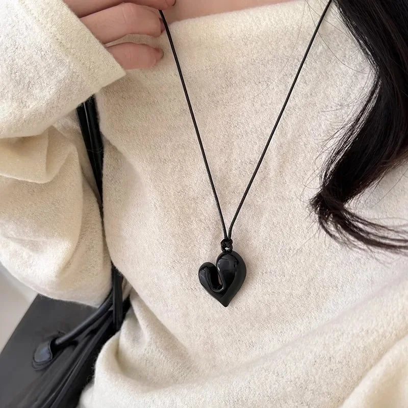 ✨ LATS Red Heart Pendant Necklace – Vintage 80s Romantic Choker 🔷 قلادة لَتس بتعليقة قلب أحمر – ستايل رومانسي مستوحى من موضة الثمانينات